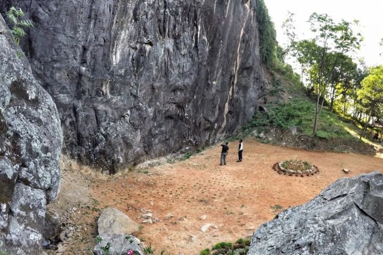 Pemanjat di Tebing Batu Lawang, Desa Capung, Kecamatan Gempol, Kabupaten Cirebon, Jawa Barat.