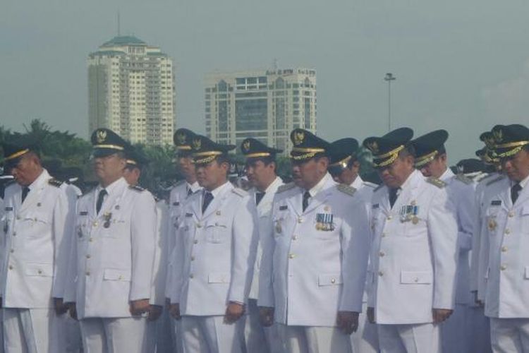 Para PNS DKI yang dilantik di Lapangan Silang Monas, Jakarta Pusat, Selasa (3/1/2017). 