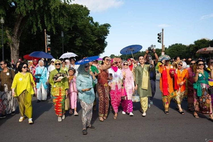 200 perempuan yang tergabung dalam Dharma Wanita Persatuan KBRI Washington DC berjalan kaki dalam ajang parade kebaya.