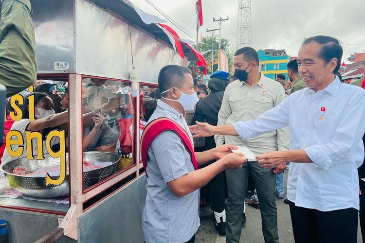 Presiden Joko Widodo membagikan sejumlah bantuan sosial kepada pedagang pasar dan kaki lima di Pasar Olilit Saumlaki, Kepulauan Tanimbar, Jumat (2/9/2022).