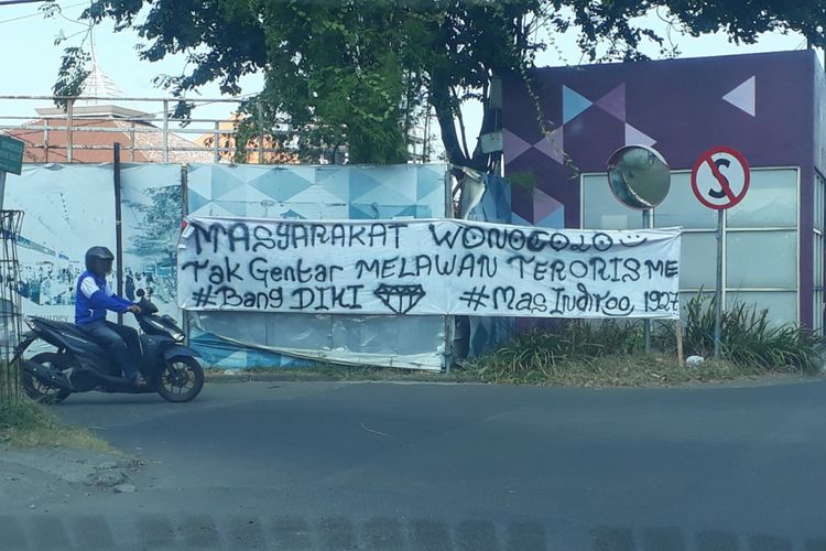 Spanduk penolakan warga Surabaya terhadap aksi terorisme 