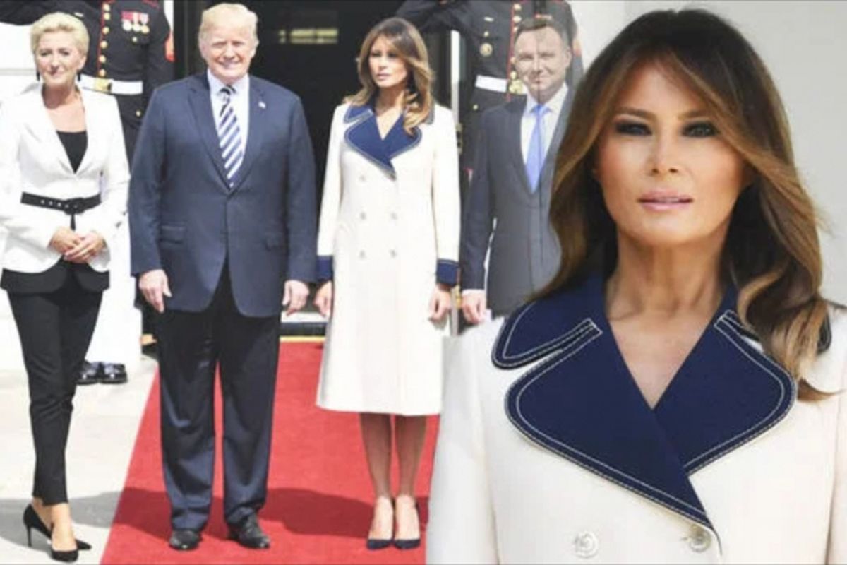 Melania Trump mengenakan mantel wol Gucci senilai 2400 poundsterling atau Rp 47 juta. Ia mengenakan busana tersebut saat menemani suami, Domald Trump bertemu dengan Presiden Polandia Andrzej Duda (46) dan istri Agata Kornhauser-Duda (46).
