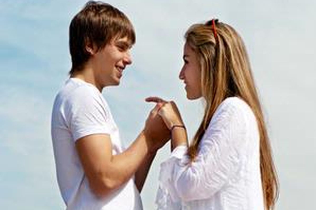 Saling menatap mata berarti Anda dan dia memiliki hubungan yang sangat erat. 