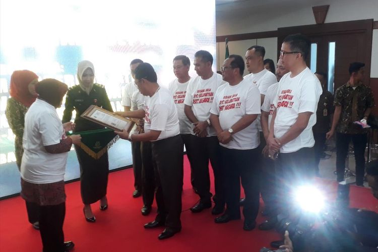 Wali Kota Risma menerima aset YKP dari Kejati Jatim, Kamis (18/7/2019)
