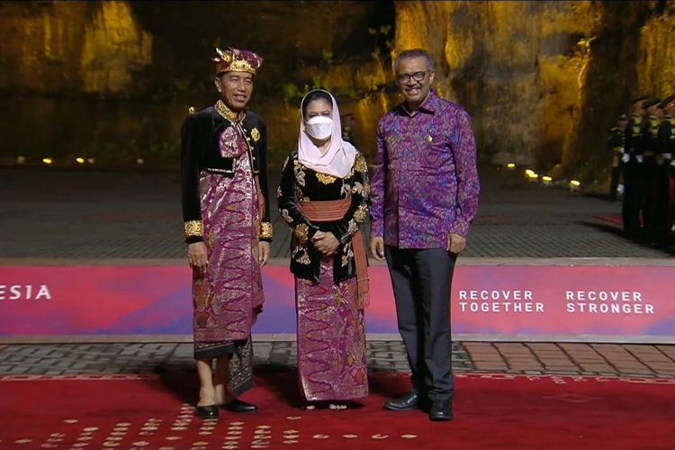 Sekretaris Jenderal Organisasi Kesehatan Dunia (WHO) Thedros Adanom Ghebrey memakai batik bernuansa warna ungu di kawasan Garuda Wisnu Kencana (GWK), Badung, Bali, Selasa (15/11/2022). 