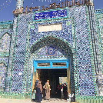 Masjid Biru di Mazar-i-Sharif, Afghanistan.