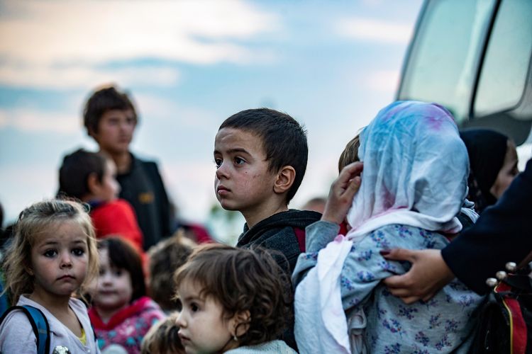 Anak-anak Rusia dari kamp al-Hol yang dikelola Kurdi, yang menampung keluarga-keluarga terlantar yang dituduh terkait dengan ISIS, diserahkan kepada delegasi dari negara mereka, di kota Qamishli, Suriah timur laut, pada 12 November 2020. Seorang pejabat urusan luar negeri Kurdi mengatakan kepada AFP bahwa 30 anak dan remaja perempuan berusia antara 2 dan 14 tahun telah diserahkan kepada delegasi Rusia. [DELIL SOULEIMAN/AFP]