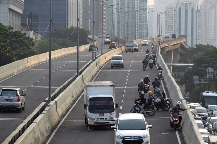 Pengendara sepeda motor nekat melawan arah saat berlangsung razia di jalan layang non tol (JLNT) Kampung Melayu-Tanah Abang, Jakarta, Selasa (25/7/2017). Pengendara motor masih nekat memasuki dan melintasi JLNT tersebut baik dari arah Tanah Abang maupun Kampung Melayu. KOMPAS IMAGES/KRISTIANTO PURNOMO