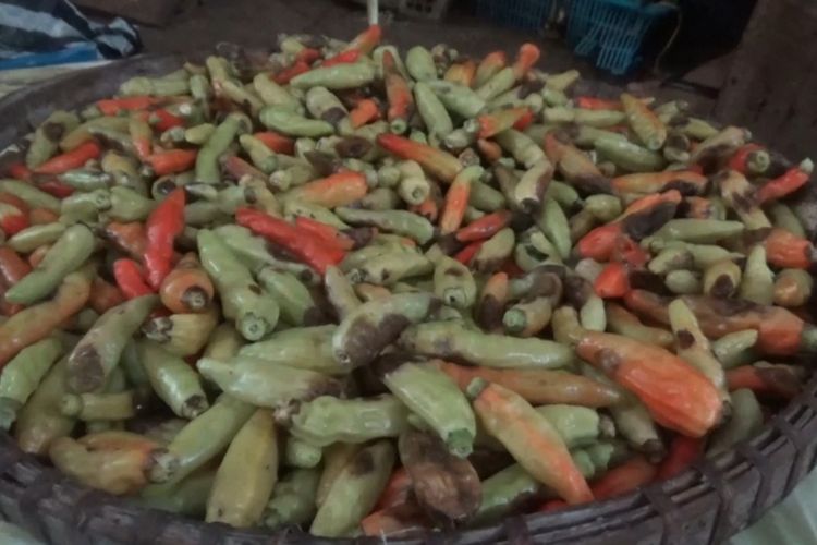 Harga Cabai Meroket, Warga Semarang Pilih Beli Cabai Busuk