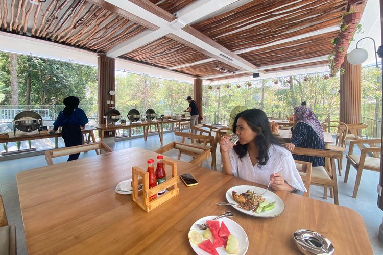 Ilustrasi pengunjung yang makan di restoran HeHa Waterfall Bogor, pada Kamis (19/10/2023). 