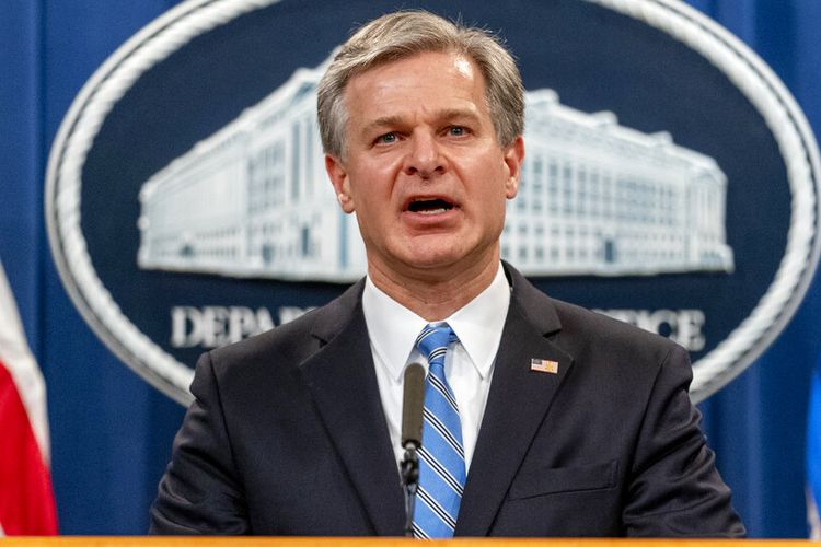  Wray mengatakan ancaman terhadap Barat dari pemerintah China lebih berani dan merusak daripada sebelumnya. Dalam pidatonya pada 31 Januari 2022, di Perpustakaan Kepresidenan Reagan di California, Wray menuduh Beijing mencuri ide dan inovasi Amerika dan meluncurkan operasi peretasan besar-besaran. 