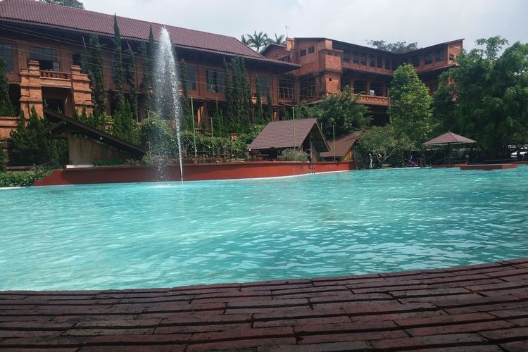 Salah satu fasilitas yang ada di Jawa Dwipa Heritage Resort & Convention yaitu kolam renang. 