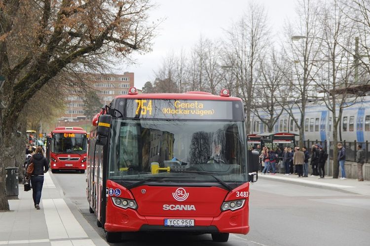 Sejumlah bus Scania melayani warga Kota Sodertalje di luar Kota Stockholm, Swedia yang hendak ke atau baru saja turun dari stasiun kereta yang berada di sisi kanan gambar. Sodertalje merupakan kota kelahiran Scania. Scania memiliki pabrik di kota ini.