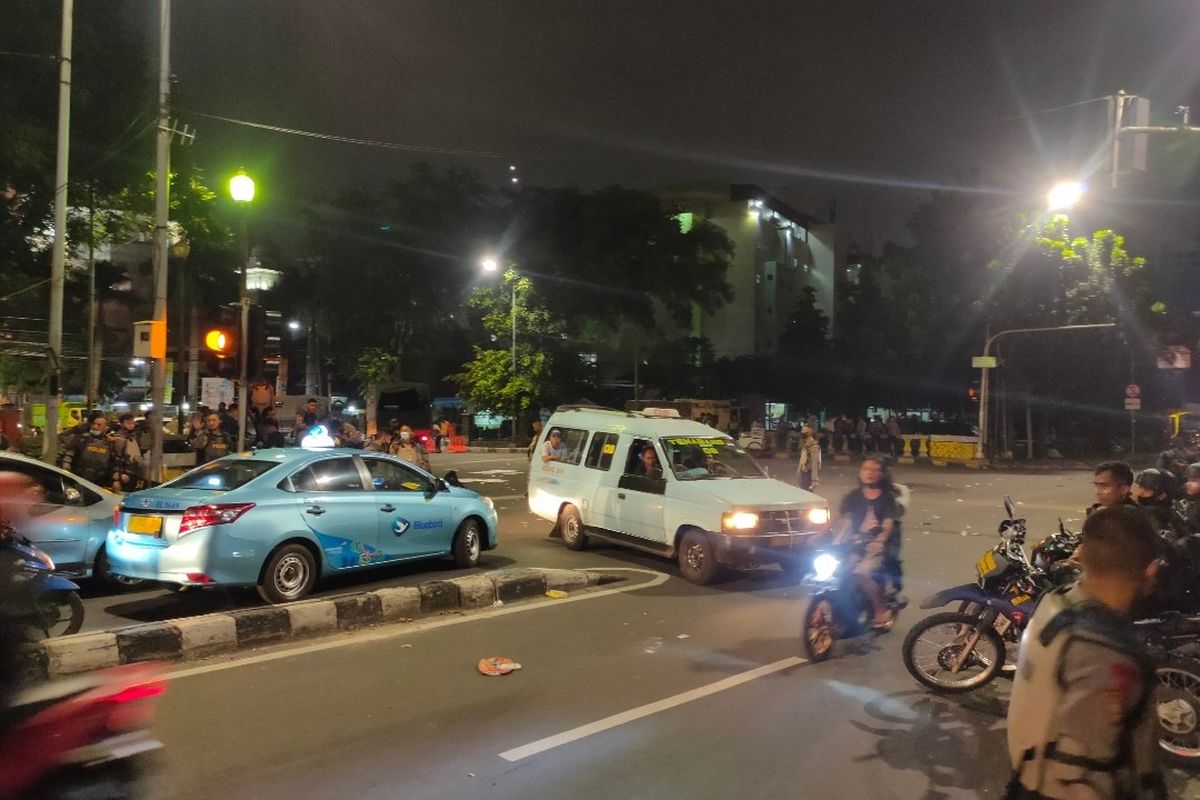 Kawasan Jalan Abdul Muis, Jakarta Pusat masih dijaga ketat Kepolisian usai bentrok antara petugas dan pedemo tolak Undang-Undang Cipta Kerja, Selasa (13/10/2020)