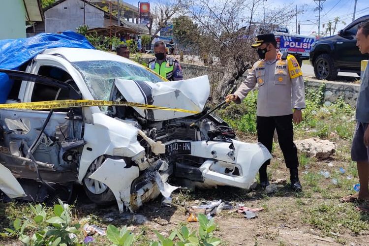 Sebuah mobil menabrak pagar di Kupang, NTT hingga menewaskan 4 orang. (Dokumen Polda NTT)