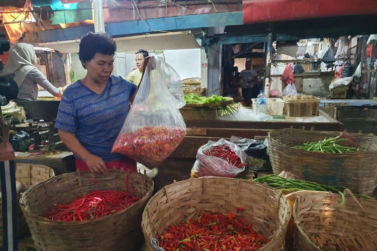 Sumiyati salah satu pedagang di Pasar Serdang, Kemayoran, Jakarta Pusat, mengeluhkan melonjaknya harga cabai rawit maupun kriting menjelang perayaan Natal dan tahun baru, Kamis (8/12/2022).