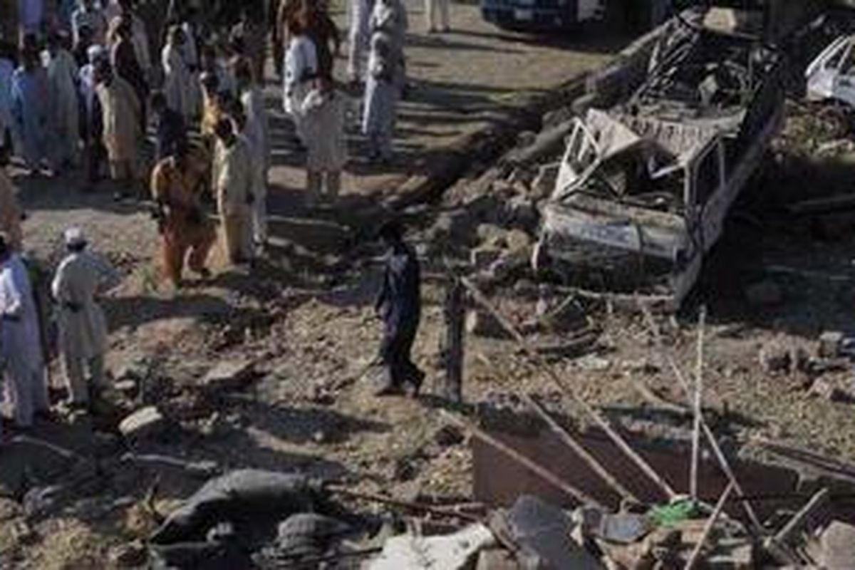 Warga menyaksikan lokasi ledakan bom in Charsadda, 53 kilometer bagian barat Abbottabad, tempat Osama Bib Laden tewas, Senin (2/5/2011). Bom meledak dekat mesjid menewaskan seorang perempuan dan tiga orang bocah, terjadi beberapa waktu setelah Osama tewas.