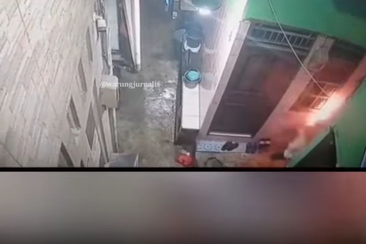 Polisi menetapkan, HA (60), pria yang membakar rumah tetangganya di Jalan Rawa Bebek, RT 019 RW 011 Kelurahan Penjaringan, Kecamatan Penjaringan, Jakarta Utara, sebagai tersangka. Aksi pembakaran itu terekam kamera closed-circuit television (CCTV), Kamis (4/8/2022) dini hari, dan videonya tersebar di media sosial belakangan ini.