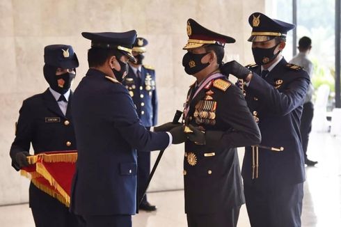 Panglima TNI Sematkan Bintang Angkatan Kelas Utama kepada Kapolri