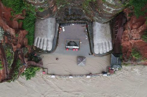 Kawasan Wisata Patung Buddha Raksasa di China Terancam Banjir