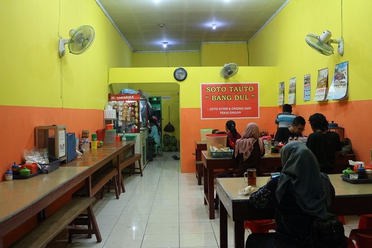 Warung Soto Tauto Bang Dul cabang Jalan Gajah Mada, Kota Pekalongan. Soto tauto merupakan kuliner khas Pekalongan. Soto Tauto sendiri merupakan salah satu kuliner yang dicari wisatawan yang berkunjung ke Pekalongan.