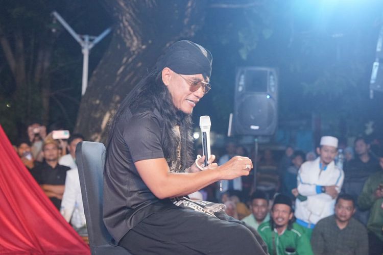 Gus Miftah mendoakan Dedi Mulyadi agar dapat menjadi Gubernur Jabar saat menghadiri acara Safari Ramadhan, di Kabupaten Bekasi, Jabar, Kamis (14/3/2024).