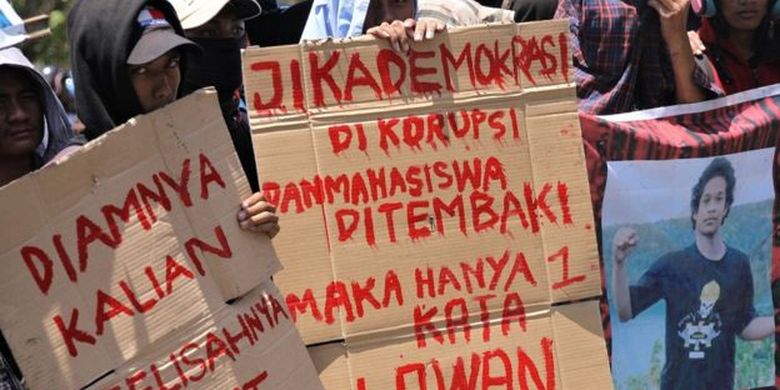 Sejumlah mahasiswa Universitas Haluoleo, Kendari, menggelar aksi damai di depan markas Polda Sulawesi Tenggara, menuntut penuntasan kematian dua rekannya, Kamis (17/10). 