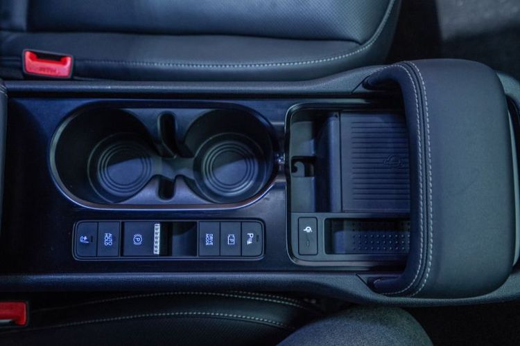 Desain konsol tengah STARGAZER Cartenz X yang modern dilengkapi fitur Shift-by-Wire dan wireless charger untuk pengalaman berkendara lebih nyaman. 