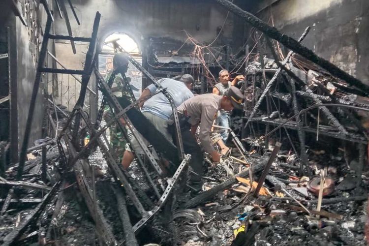 Foto: Polisi melakukan olah TKP pasca kebakaran Toko Bangunan di Jalan H Ulakma Sinaga, Kabupaten Simalungun, Sumatera Utara, Rabu (31/7/2024). Dokumentasi: Polsek Bangun.