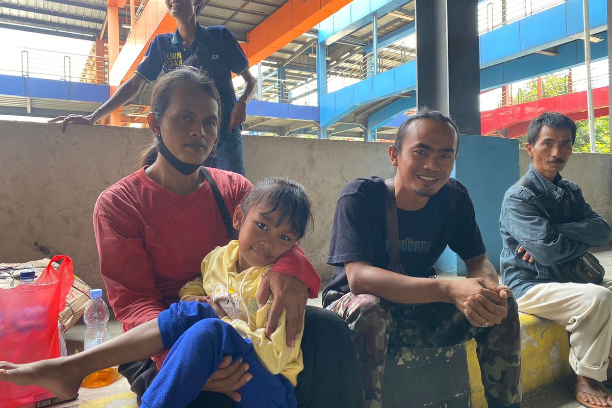 Dua kakak beradik, Subaidi (tengah) dan Jahrani (kiri) bersama dua saudaranya saat ditemui Kompas.com di Terminal Pondok Cabe, Pondok Cabe Udik, Pamulang, Tangerang Selatan. Rabu (17/4/2024)