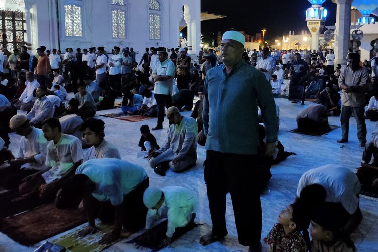 Suasana halaman Masjid Raya Baiturrahman Banda Aceh saat melaksanakan shalat Tarawih malam pertama, Rabu (22/3/2023).
