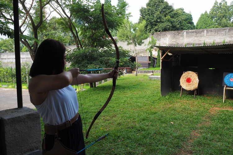 Memanah bisa jadi pilihan kegiatan untuk orang dewasa di The Ranch Cisarua