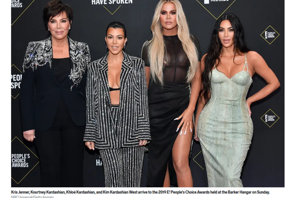 Kourtney, Kim, dan Khloe Kardashian, muncul bersama sang bunda, Kris Jenner, dan berpose bersama di karpet merah the Barker Hanger, di mana acara digelar.