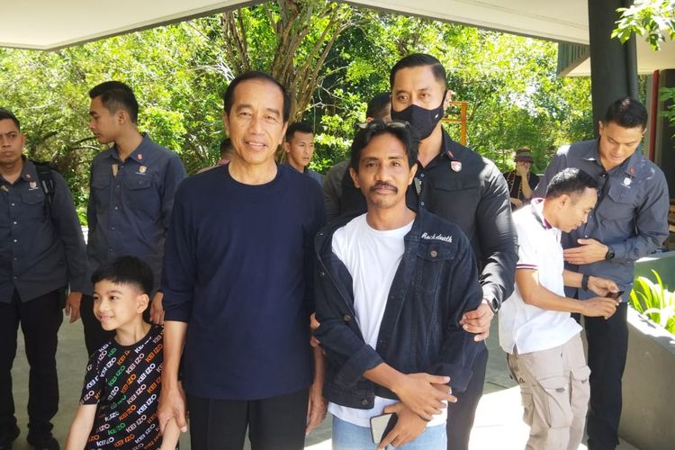 Foto : Berto Kalu, seorang warga Labuan Bajo yang berhasil foto bersama Presiden Jokowi di Goa Batu Cermin, Mingu siang.