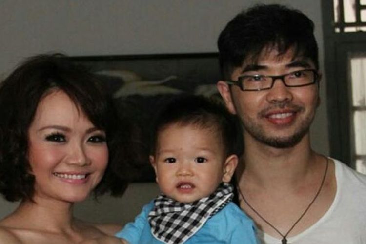 Alena Wu bersama suaminya, Popo Fauza, dan anak mereka, Neo Kolla Fauza