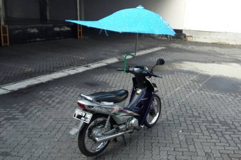 Jangan Sok Akrobat,  Pakai Payung saat Naik Motor!