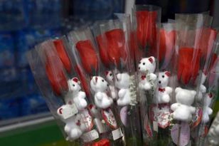 Bunga mawar untuk menyambut Hari Valentine dijual di supermarket di Lagos, Nigeria, Kamis, 12 Februari 2015.