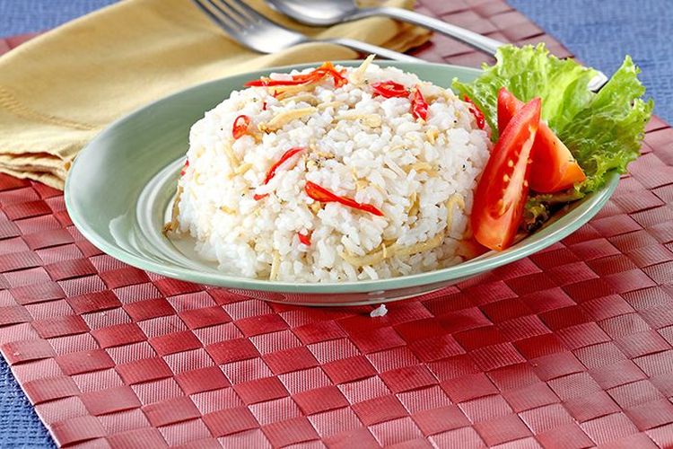 Ilustrasi nasi liwet teri di atas piring saji.