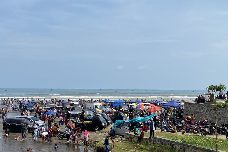 Wisatawan memadati pantai Bagedur di Kecamatan Malingping, Kabupaten Lebak, Provinsi Banten pada H+2 lebaran.