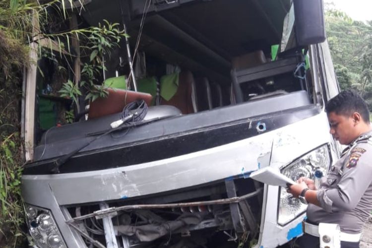 Bus pariwisata yang membawa siswa SMA 6 Padang alami tabrakan beruntun, di Jalan Raya Padang-Solok, Rabu (11/12/2019)