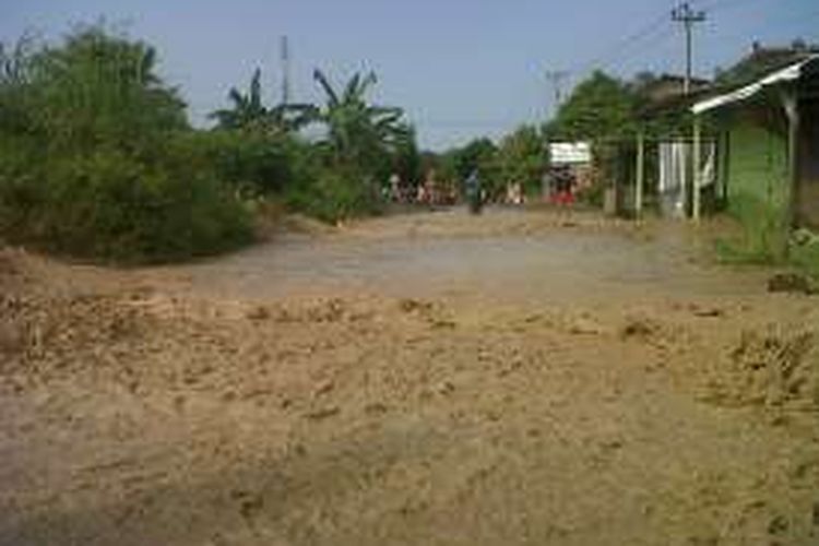 Jalur alternatif Onggorawe - Mranggen terputus akibat banjir luapan sungai Dolog, Minggu (3/7/2016) pagi