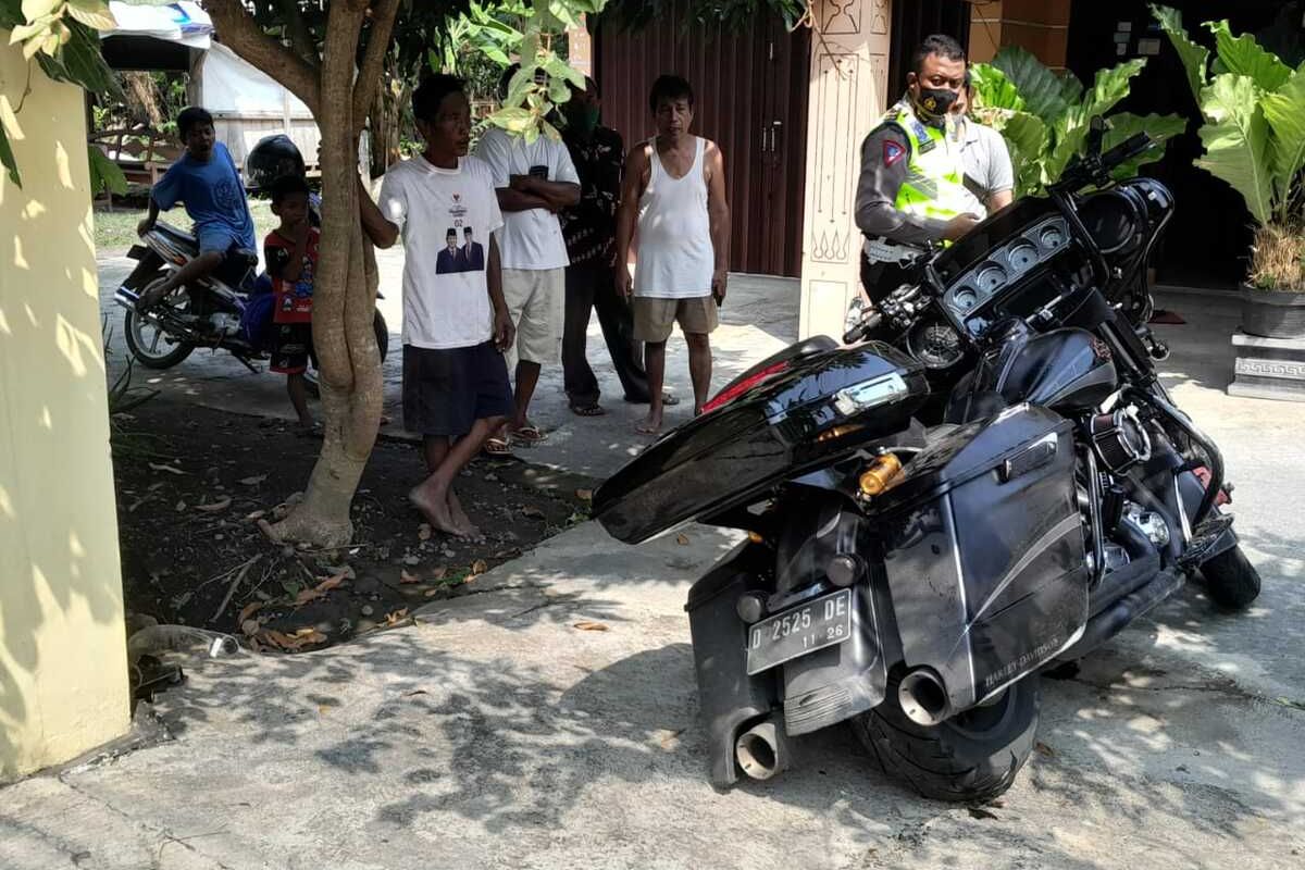 Motor gede Harley Davidson terparkir di rumah warga habis menabrak Honda Beat di simpang tiga Ksatrian, Pedukuhan Gunung Gempal, Kalurahan Giripeni, Kapanewon Wates, Kabupaten Kulon Progo, Daerah Istimewa Yogyakarta. Dua pengendara luka ringan dan dikirim ke RSUD Wates.