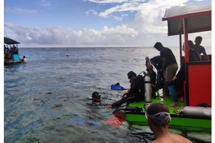 Wakil Menteri Lingkungan Hidup dan Kehutanan (LHK) Alue Dohong saat menikmati keindahan bawah laut Olele di Desa Olele Kecamatan Kabila Bone Kabupaten Bone Bolango. Alue Dohong menilai spot wisata bahari ini layak dipromosikan ke tingkat internasional.