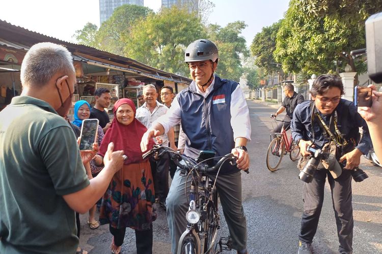 Bacapres Koalisi Perubahan Anies Baswedan bersepeda ke RSUP Fatmawati untuk tes kesehatan, Selasa (17/10/2023).