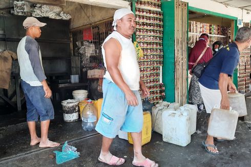 Beli Minyak Goreng Curah Pakai KTP, Pedagang: 