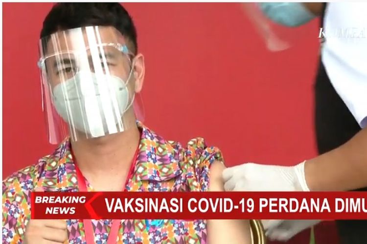 Raffi Ahmad saat disuntik vaksin Covid-19 perdana di Istana Negara, Rabu (13/1/2021).