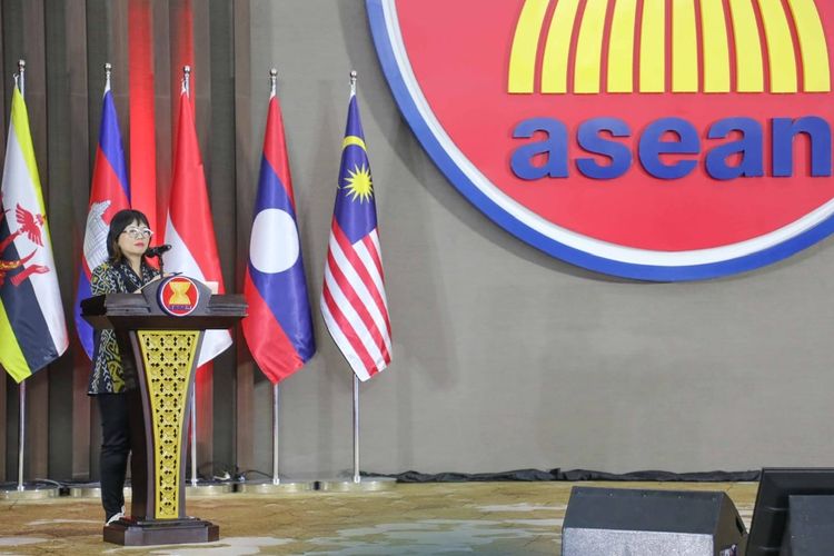 Wakil Menteri Pendidikan Tinggi, Sains, dan Teknologi (Wamendiktisaintek) Stella Christie mendorong negara-negara di Asia Tenggara (ASEAN) di tengah maraknya perkembangan Artificial Intelligence (AI). Hal tersebut disampaikan Wamen Stella saat menghadiri kegiatan 1st Regional Policy Convening of AI Ready ASEAN yang mengusung tema Fostering the Opportunities of Safe, Secure and Trustworthy AI in the Region yang digelar di Hall Nusantara, Sekretariat ASEAN, Rabu (12/2/2025).