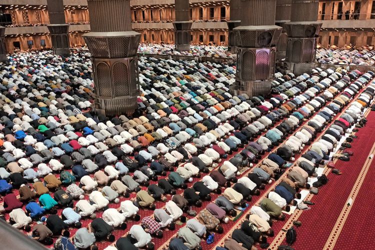 Jemaah Masjid Istiqlal saat melaksanakan shalat tarawih, Senin (11/3/2024).