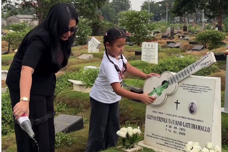 Ziarah ke Makam Glenn Fredly, Gewa: Ayah, Kenapa Enggak ke Mimpi Aku?