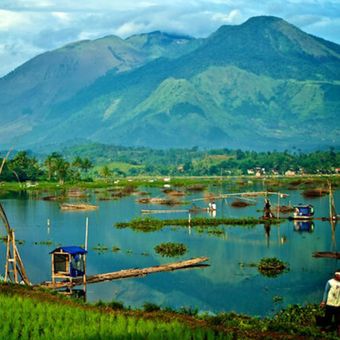 Situ Bagendit merupakan salah satu danau yang ada di daerah Garut Jawa Barat.